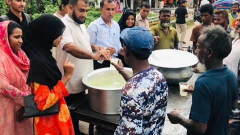 ভলেন্টিয়ার সার্কেল ফেনীর উদ্যোগে ১ই মে বিশ্ব শ্রমিক দিবস শরবত বিতরন