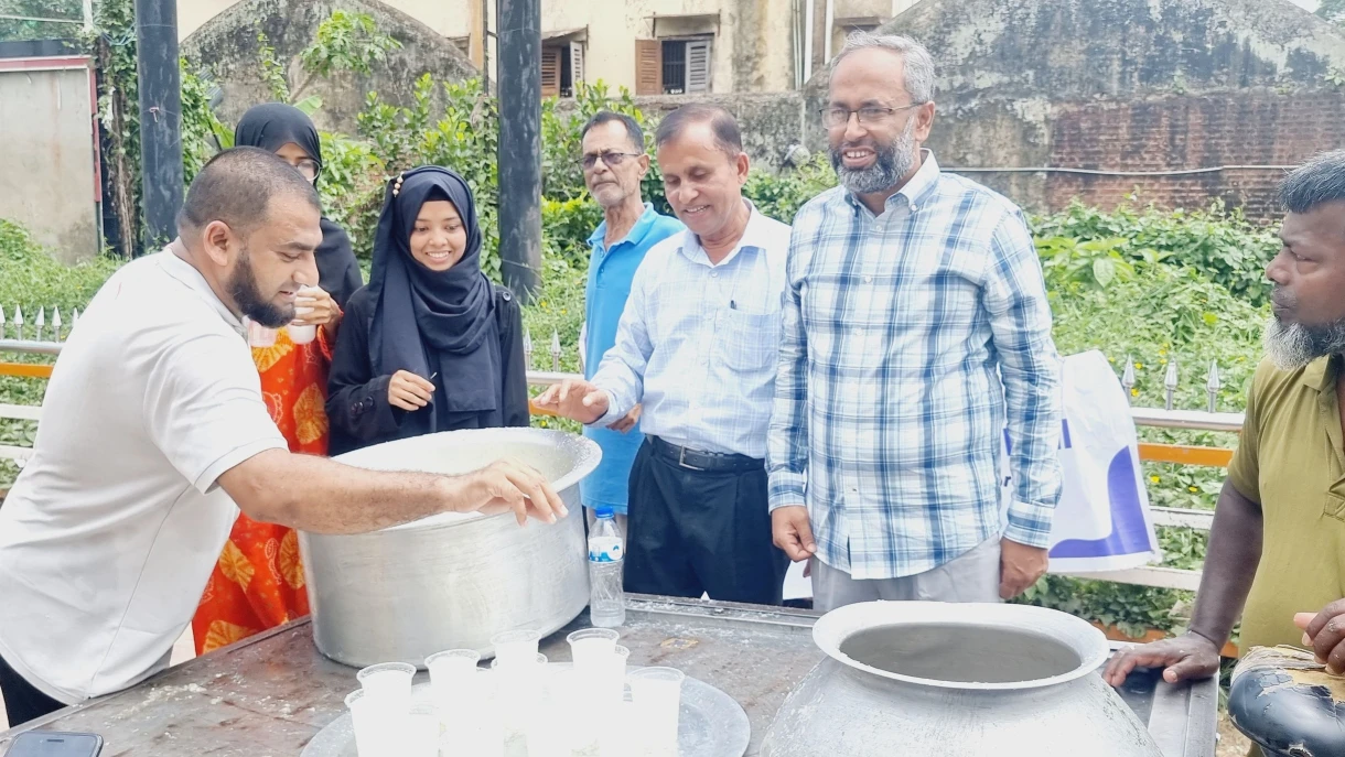 তীব্র গরমে পথচারীদের জন্য ফ্রি শরবত বিতরণ