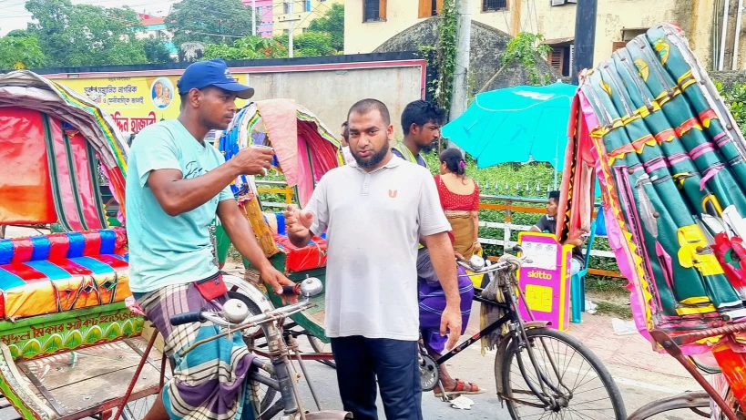 তীব্র গরমে পথচারীদের জন্য ফ্রি শরবত বিতরণ