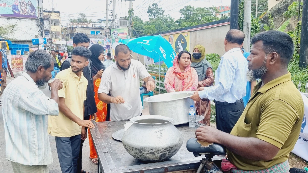 তীব্র গরমে পথচারীদের জন্য ফ্রি শরবত বিতরণ