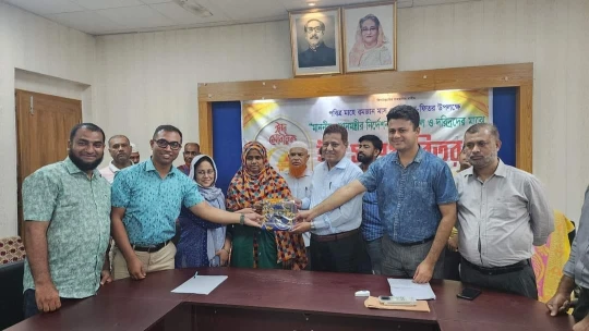 ফেনী সদর হাসপাতালে রোগী ও স্টাফদের সহযোগিতা প্রদান