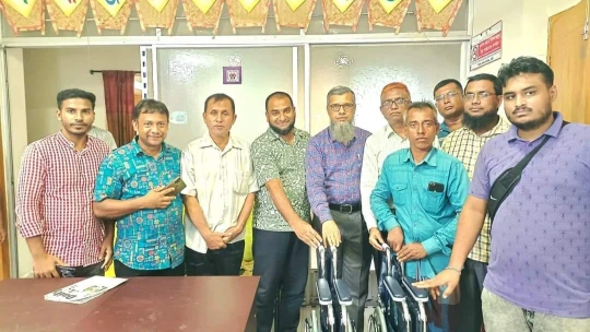 পায়রা ইয়ুথ সোসাইটির পক্ষ থেকে দরিদ্র অসহায়দের মাঝে হুইলচেয়ার বিতরণ