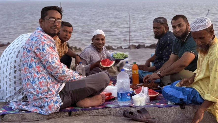 ইফতারের আগ মুহূর্তে..