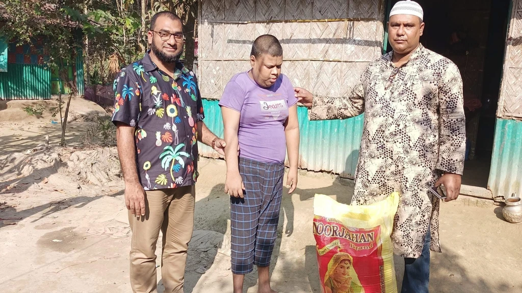 ২টি প্রতিবন্ধী পরিবারে মাঝে উপহার সামগ্রী
