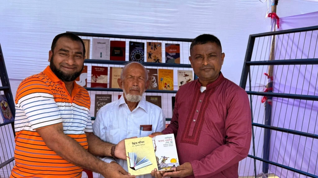 'অমর একুশে বইমেলা-২০২৫' ছাগলনাইয়া উপজেলার কিছু প্রিয় মানুষকে বই উপহার