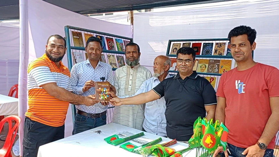 'অমর একুশে বইমেলা-২০২৫' ছাগলনাইয়া উপজেলার কিছু প্রিয় মানুষকে বই উপহার