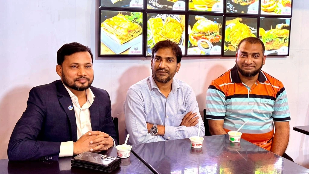 মতিঝিলের বিশিষ্ট ২ ব্যবসায়ী বন্ধুদের সাথে হঠাৎ দেখা