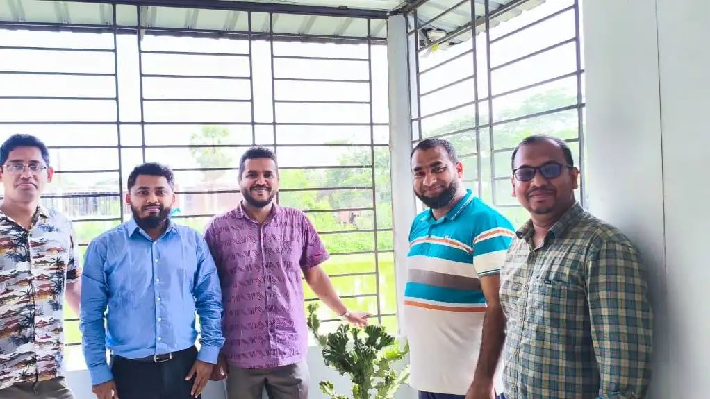 ওয়াহিদুর রহমান স্বাস্থ্যকেন্দ্র এর ৪জন মানবিক ডাক্তারের সাথে আমি এক ফ্রেমে বন্দী।