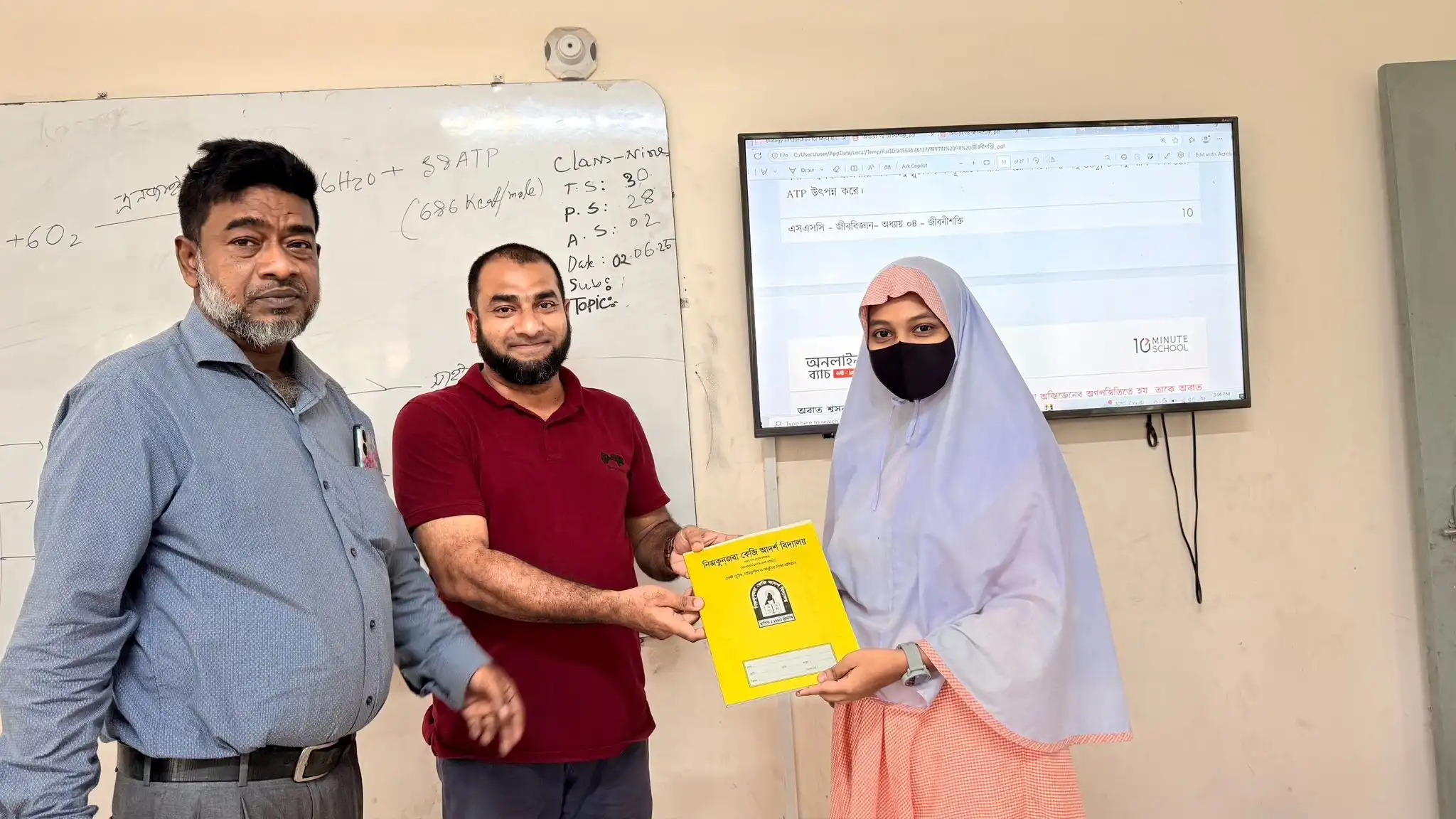 নিজকুঞ্জরা কেজি আদর্শ বিদ্যালয়ের সাধারণ জ্ঞান প্রতিযোগিতায় নবম ও দশম শ্রেণির বিজয়ীদের মাঝে পুরুষ্কার বিতরণের কিছু স্থির চিত্র
