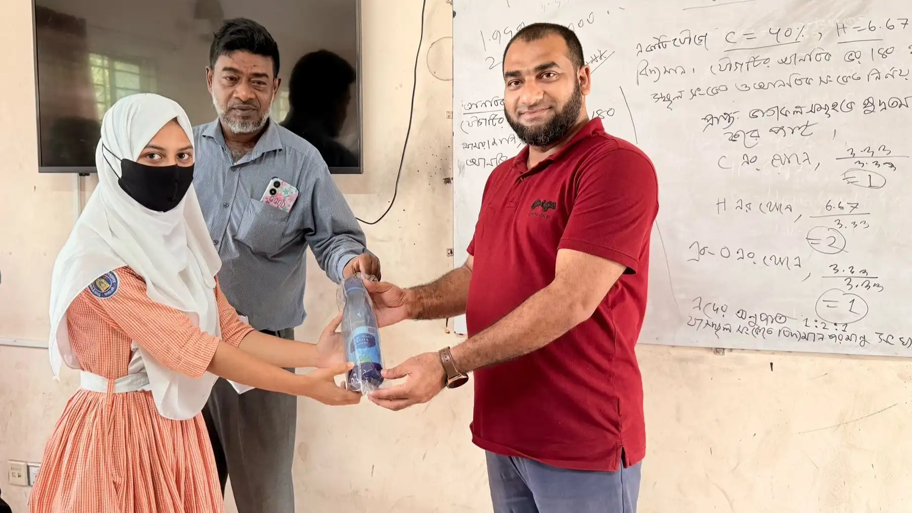 নিজকুঞ্জরা কেজি আদর্শ বিদ্যালয়ের সাধারণ জ্ঞান প্রতিযোগিতায় নবম ও দশম শ্রেণির বিজয়ীদের মাঝে পুরুষ্কার বিতরণের কিছু স্থির চিত্র