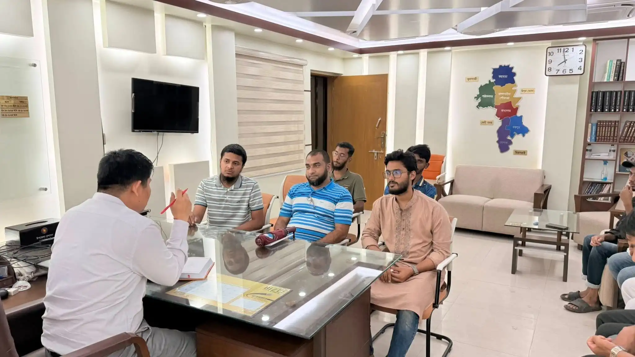 ছাগলনাইয়া সম্মিলিত সেচ্ছাসেবী সংগঠন ও ছাত্র জনতা এর একটি প্রতিনিধি দল উপজেলা নির্বাহী অফিসারের সাথে আলোচনা