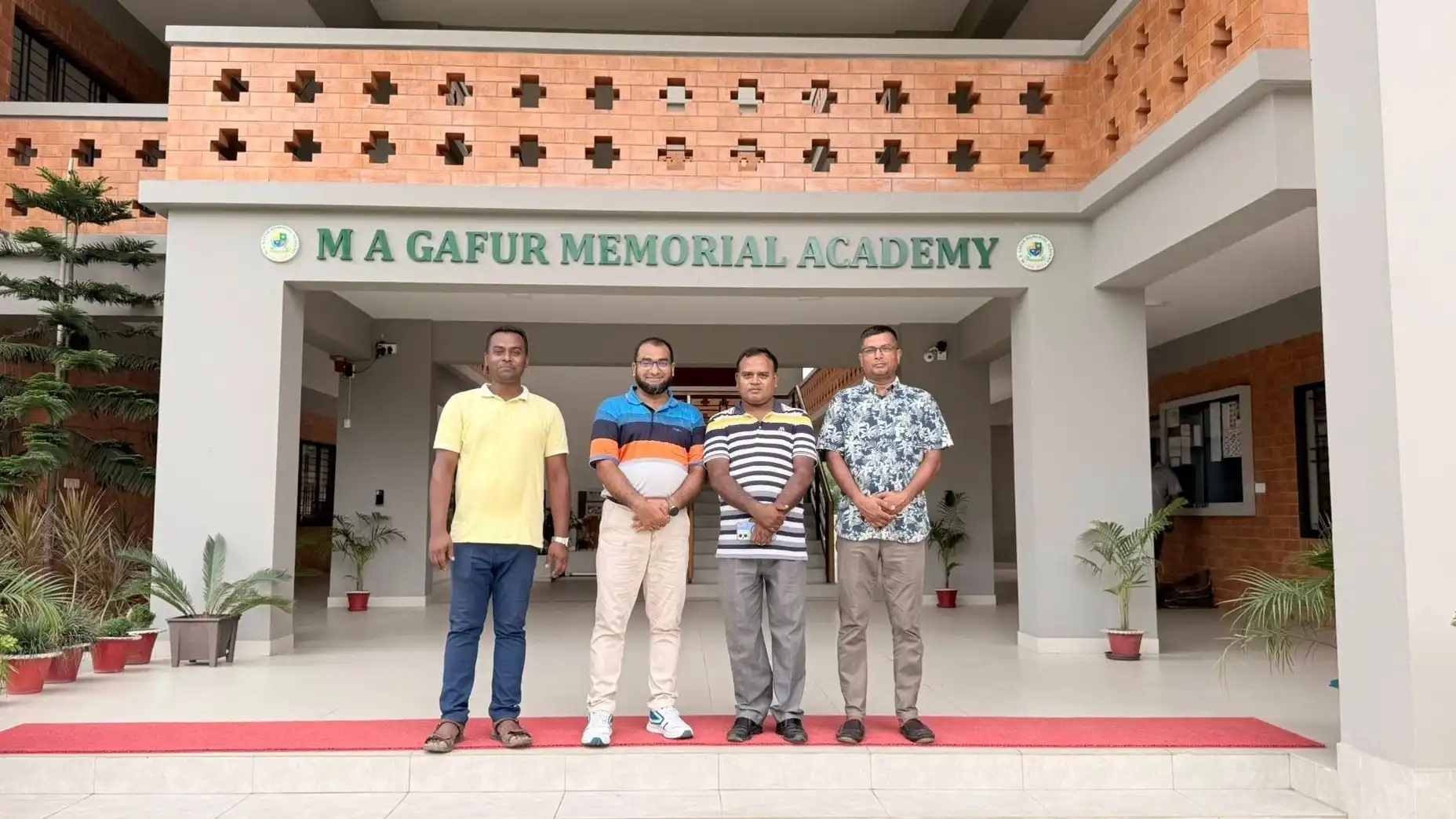 এম এ গফুর মেমোরিয়াল একাডেমি, জামালপুর। সাথে ছিলেন জনাব আবু সামা, এরিয়া ইনচার্জ, জামালপুর জেলা।