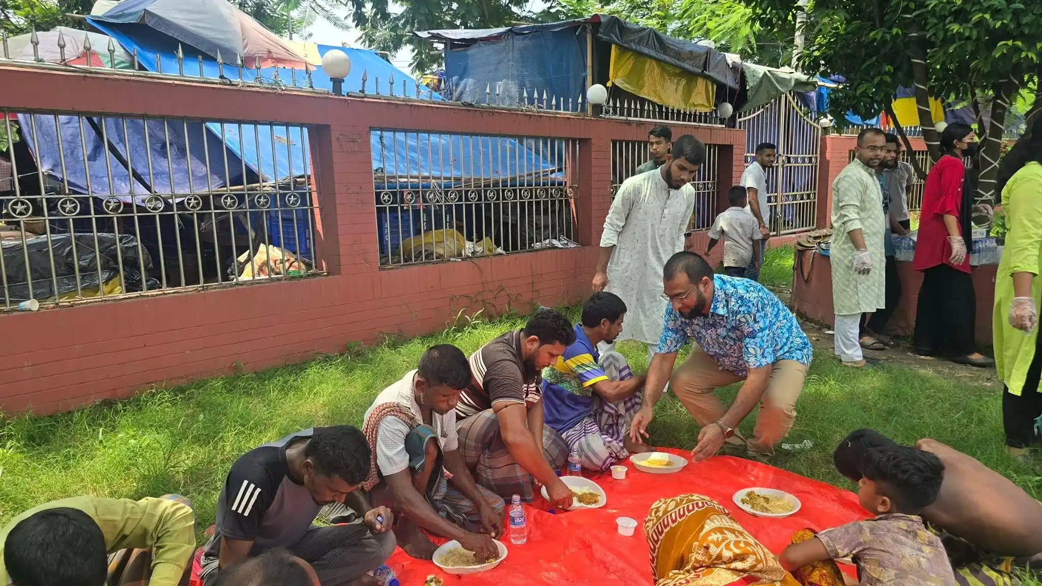 Volunteer Circle Feni এর আয়োজনে ঈদ পরবর্তী পথশিশু, রিক্সা চালক এবং  অসহায়দের মাঝে আজ দুপুরে খোলা মাঠে খাবার আয়োজন করা হয়