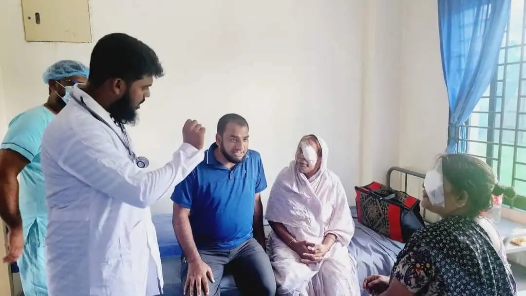 ছানি অপারেশন শেষে রোগীদের খোঁজ-খবর নেওয়া,