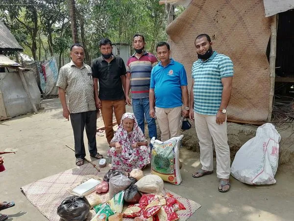 অন্ধবুড়িকে খাদ্যপন্য সহায়তা প্রদান