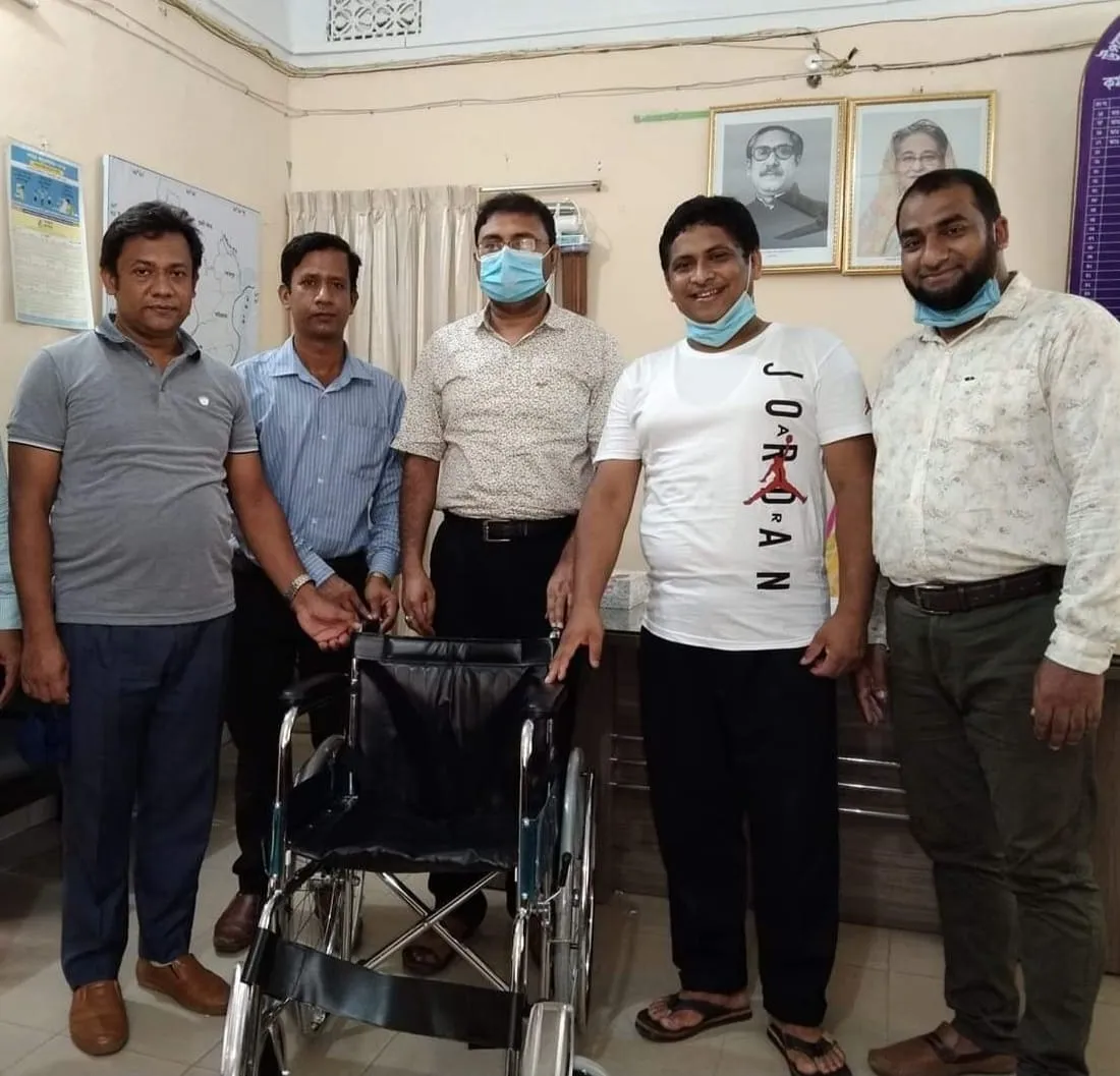 মাদার তেরেসা মানবসেবা সোসাইটি পক্ষ থেকে সোনাগাজী উপজেলা স্বাস্থ্য কমপ্লেক্সের রোগীদের জন্য একটি হুইচেয়ার প্রদান করা হয়েছে।