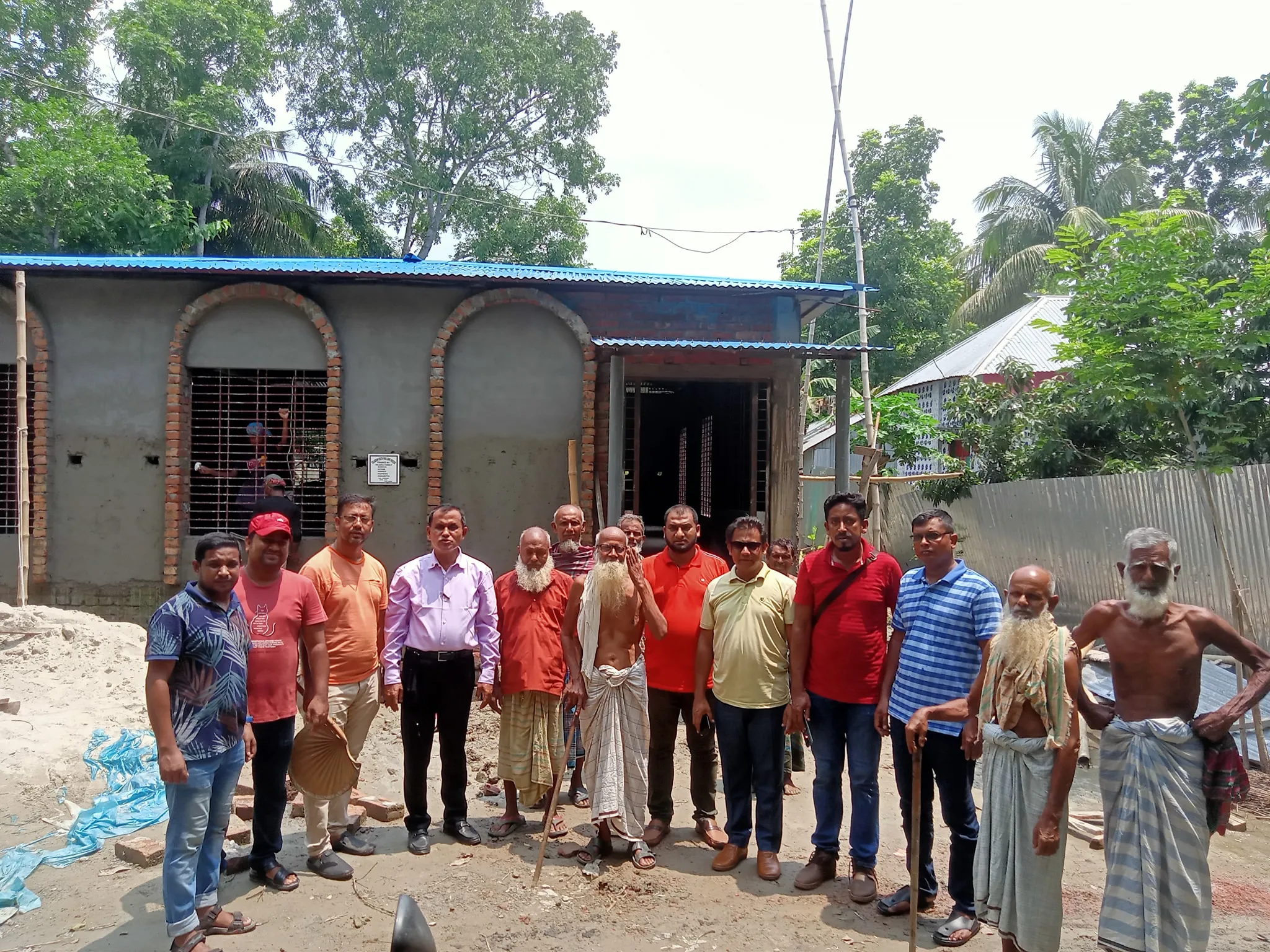 ফরিদপুরের কৈইজুরি ইউনিয়ন, তুলাগ্রাম এই মসজিদটির নির্মাণ কাজে সহায়তা