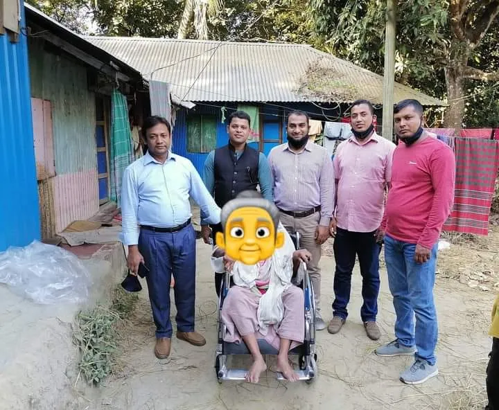 লাঙ্গল মোড়ায় এক কমসুবিধা প্রাপ্ত মাকে হুইল চেয়ার প্রদান, মাদার তেরেসা মানবসেবা সোসাইটি