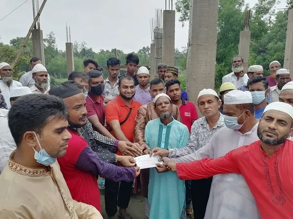 ধর্মপুর ইউনিয়নের আবাসন জামে মসজিদে নির্মান কাজের জন্য ইউনাইটেড ট্রাস্ট এর পক্ষ থেকে চেক হস্তান্তর