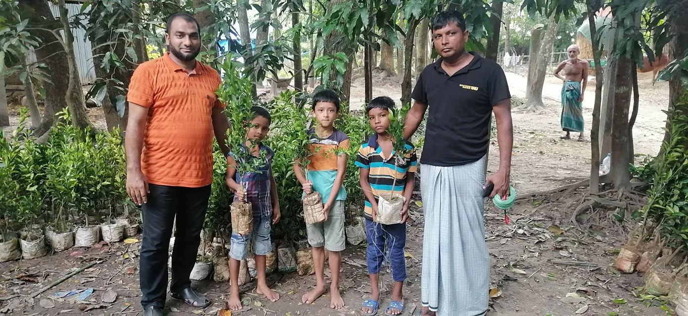 চারা বিতরণ করতেছি, গাছ লাগাই, অক্সিজেন বাড়াই।