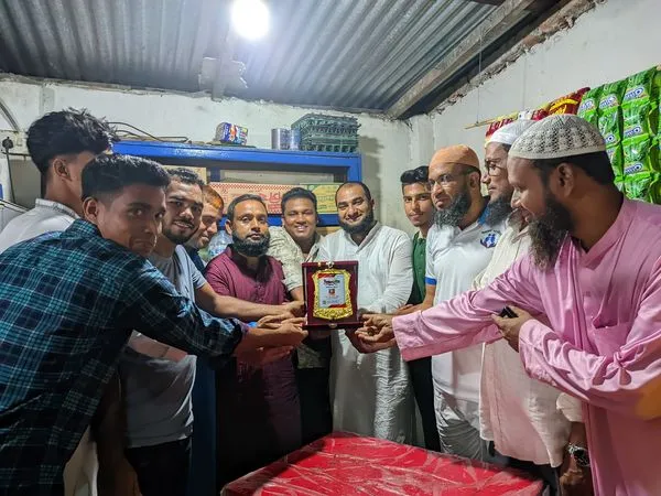 কিশোর কুড়িঁর পক্ষথেকে সম্মাননা