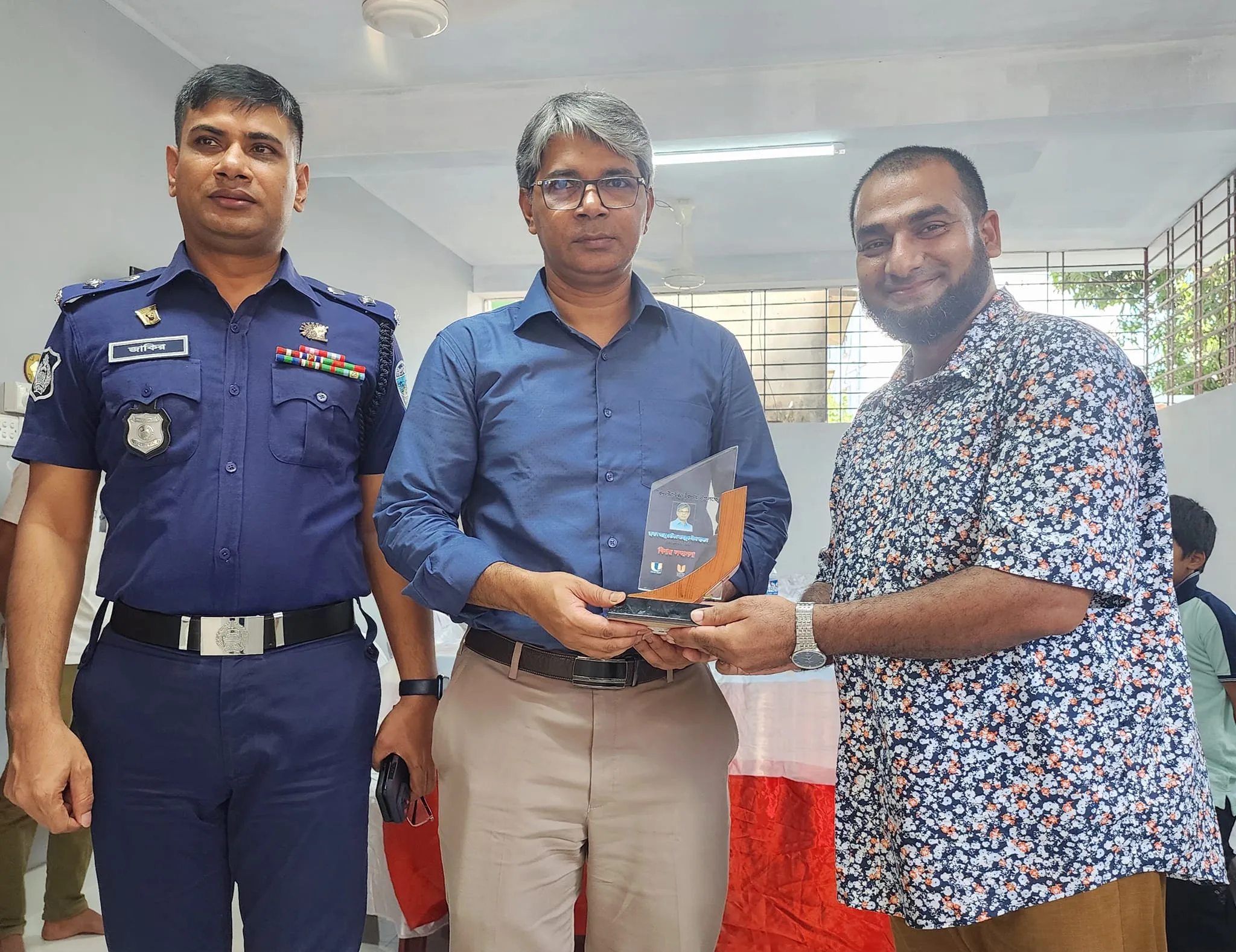বিদায়ী জেলা প্রশাসক আবু সেলিম মাহমুদ উল হাসান স্যারকে সম্মানিত ক্রেষ্ট প্রদান
