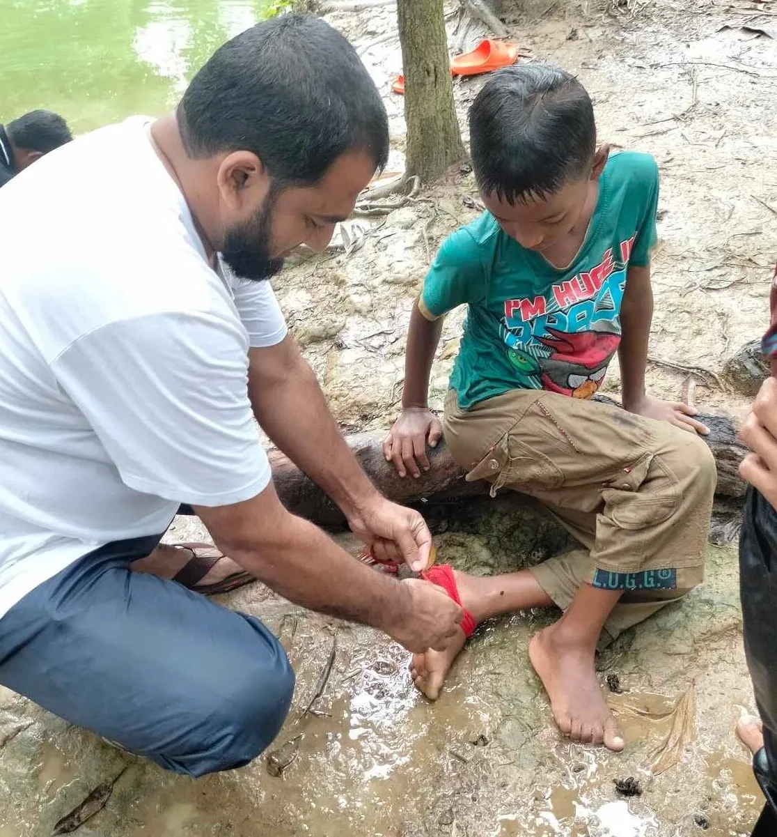 গ্রামের বাচ্চাদের খালিপায়ে হাটার অভ্যাস পরিহার করি।